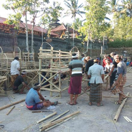 Pitra Yadnya (Ngaben Masal) Desa Tunjung Tahun 2019 : Pembuatan Tumpang Salu